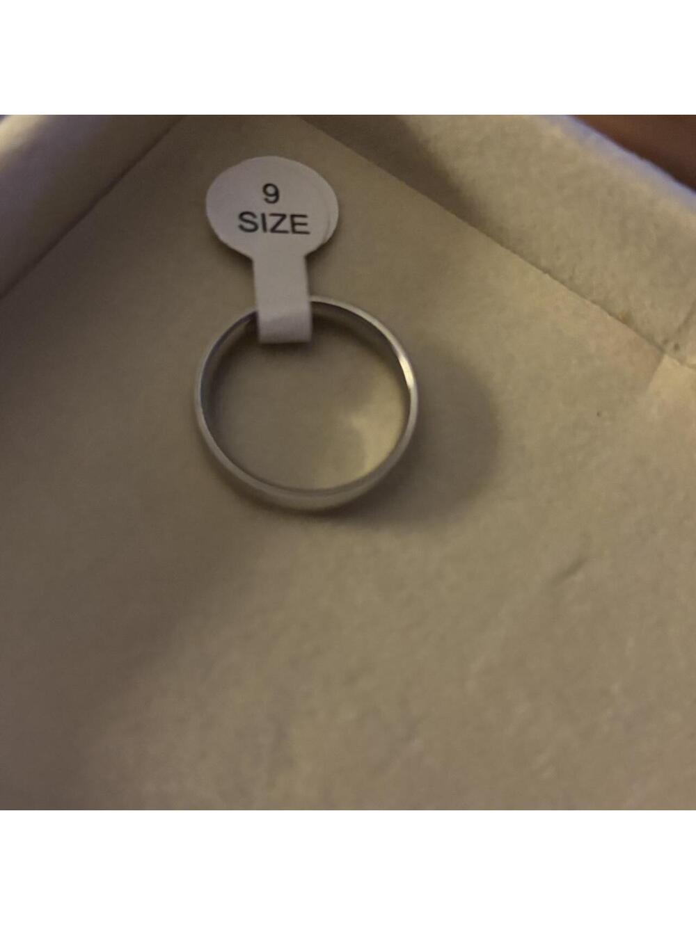 Size 9 Ring - Picture 3 of 3